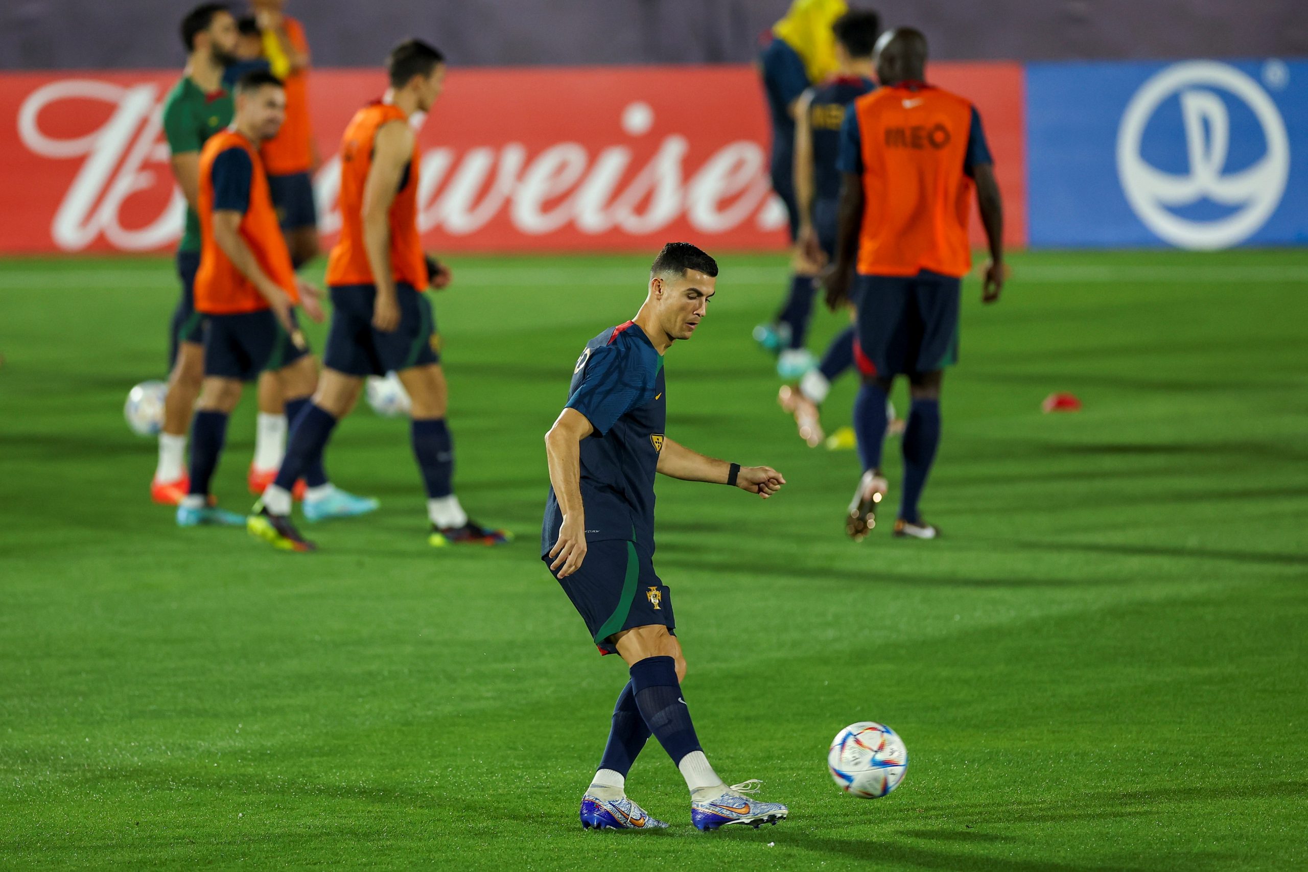 epa10314726 Portugal national soccer team player Cristiano Ronaldo (C) in action during the team's training session in Al Shahhniya, Qatar, 19 November 2022. The FIFA World Cup 2022 takes place in Qatar from 20 November untill 18 December 2022.  EPA/JOSE SENA GOULAO