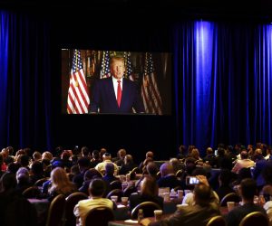 epa10315205 Former US President Donald Trump speaks remotely during the 2022 Republican Jewish Coalition Annual Leadership Meeting at the Venetian hotel and casino in Las Vegas, Nevada, USA, 19 November 2022.  Trumpa su pozvali da se ispriča zbog večere s Kanye Westom - i bijelim nacionalistom koji niječe holokaust