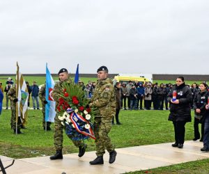 Vukovar, 20.11.2022.- Komemorativnim skupom, polaganjem vijenaca i paljenjem svijeæa Vukovarci su u nedjelju odali poèast rtvama s Ovèare gdje je 20. studenoga 1991. ubijeno i u masovnu grobnicu zakopano 200 ranjenika i civila odvedenih iz vukovarske bolnice nakon sloma obrane grada. 
foto HINA/ ua