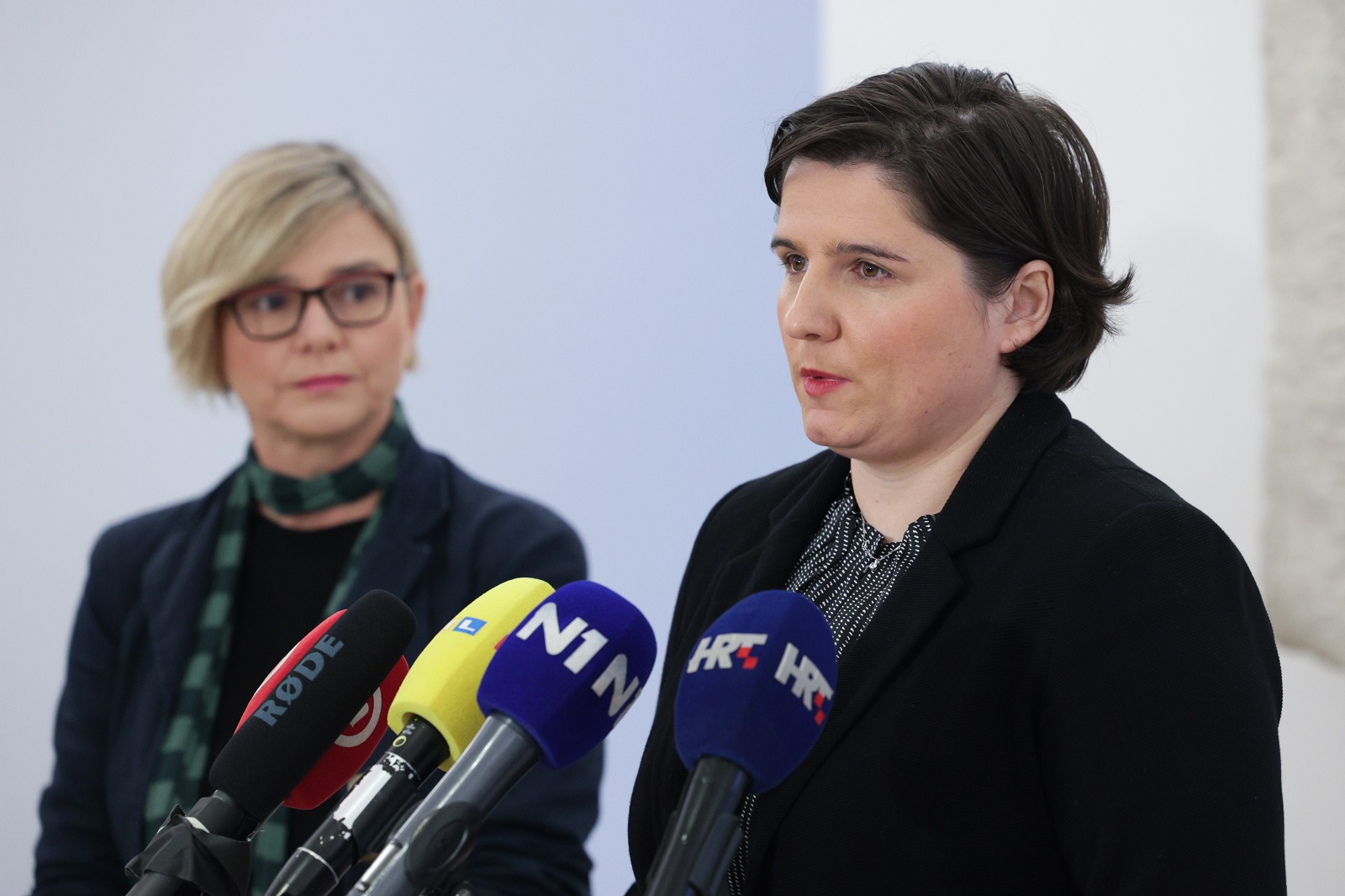 Zagreb, 21.11.2022. - Konferencija za medije Kluba zeleno-lijevog bloka gdje se govorilo o hrvatskoj energetskoj politici i poziciji Hrvatske vezano uz Ugovor o energetskoj povelji.
Na fotografiji Sandra Benčić, Jelena Miloš.
foto HINA/ Edvard ŠUŠAK/ es