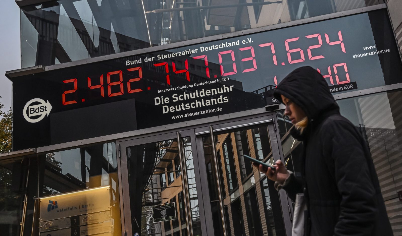 epa10318327 The debt clock on the Taxpayers' Association building indicates the total debt burden of the federal, state and local governments, in Berlin, Germany, 21 November 2022. The amount is rising by 11,240 Euros per second. The federal budget for the coming year is in place, and with it the return to the debt brake, which has been suspended for years. This was the outcome of the final deliberations of the Budget Committee. The federal budget for 2023 now provides for spending of around 476.3 billion euros.  EPA/FILIP SINGER