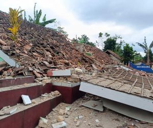 epa10318348 A handout photo made available by the Indonesia's National Disaster Management Authority (BNPB) shows a collapsed building following the 5.6 magnitude earthquake in Cianjur, Indonesia, 21 November 2022. According to BNPB, at least 62 people were killed after 5.6 magnitude earthquake hit southwest of Cianjur, West Java.  EPA/BNPB / HANDOUT  HANDOUT EDITORIAL USE ONLY/NO SALES