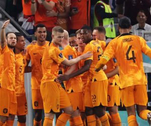 epa10318664 Cody Gakpo (C) of the Netherlands celebrates with his teammates after scoring the 0-1 goal during the FIFA World Cup 2022 group A soccer match between Senegal and the Netherlands at Al Thumama Stadium in Doha, Qatar, 21 November 2022.  EPA/Abedin Taherkenareh