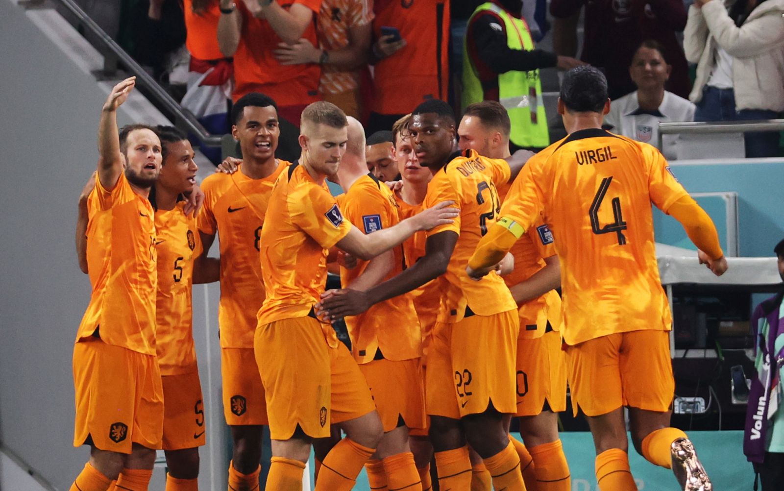 epa10318664 Cody Gakpo (C) of the Netherlands celebrates with his teammates after scoring the 0-1 goal during the FIFA World Cup 2022 group A soccer match between Senegal and the Netherlands at Al Thumama Stadium in Doha, Qatar, 21 November 2022.  EPA/Abedin Taherkenareh