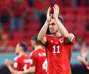 epa10319046 Gareth Bale of Wales and teammates applaud fans after the FIFA World Cup 2022 group B soccer match between the USA and Wales at Ahmad bin Ali Stadium in Doha, Qatar, 21 November 2022. The match ended 1-1.  EPA/Neil Hall