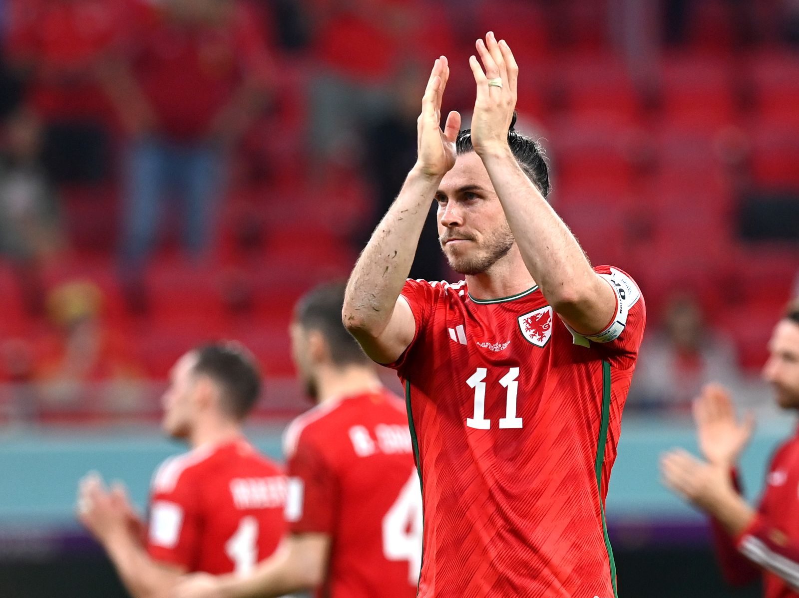 epa10319046 Gareth Bale of Wales and teammates applaud fans after the FIFA World Cup 2022 group B soccer match between the USA and Wales at Ahmad bin Ali Stadium in Doha, Qatar, 21 November 2022. The match ended 1-1.  EPA/Neil Hall