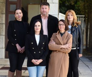Split, 24.11.2022.- Konferenciju za medije "Dosta je nezakonitosti i uzurpacije školstva!”. Na slici Ante Popović, Maja Đerek, Zrinka Škara, Anđela Vulin, Suzana Piacun. foto HINA/ Mario STRMOTIĆ/ ms