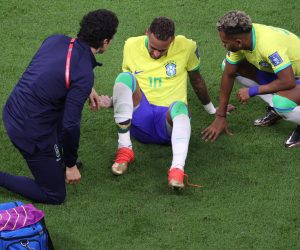 epa10326271 Neymar of Brazil sits on the ground during the FIFA World Cup 2022 group G soccer match between Brazil and Serbia at Lusail Stadium in Lusail, Qatar, 24 November 2022.  EPA/Ali Haider