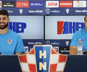 Doha, 25.11.2022 - Konferencija za medije Hrvatske nogometne reprezentacije u trening kampu Al Ersal 3 u Dohi. Na slici Lovro Majer i Joško Gvardiol.
foto HINA/ Damir SENČAR/ ds