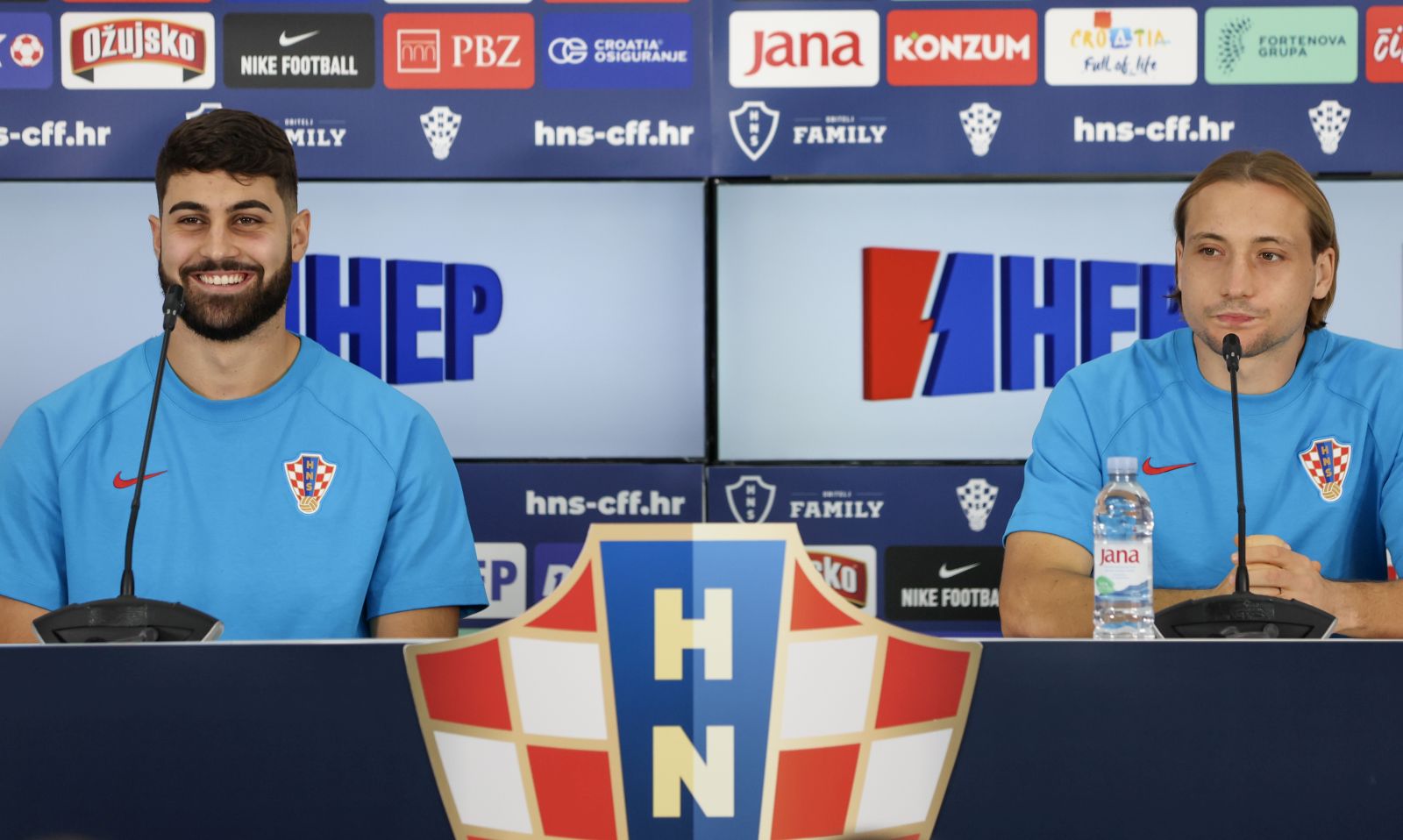 Doha, 25.11.2022 - Konferencija za medije Hrvatske nogometne reprezentacije u trening kampu Al Ersal 3 u Dohi. Na slici Lovro Majer i Joško Gvardiol.
foto HINA/ Damir SENČAR/ ds