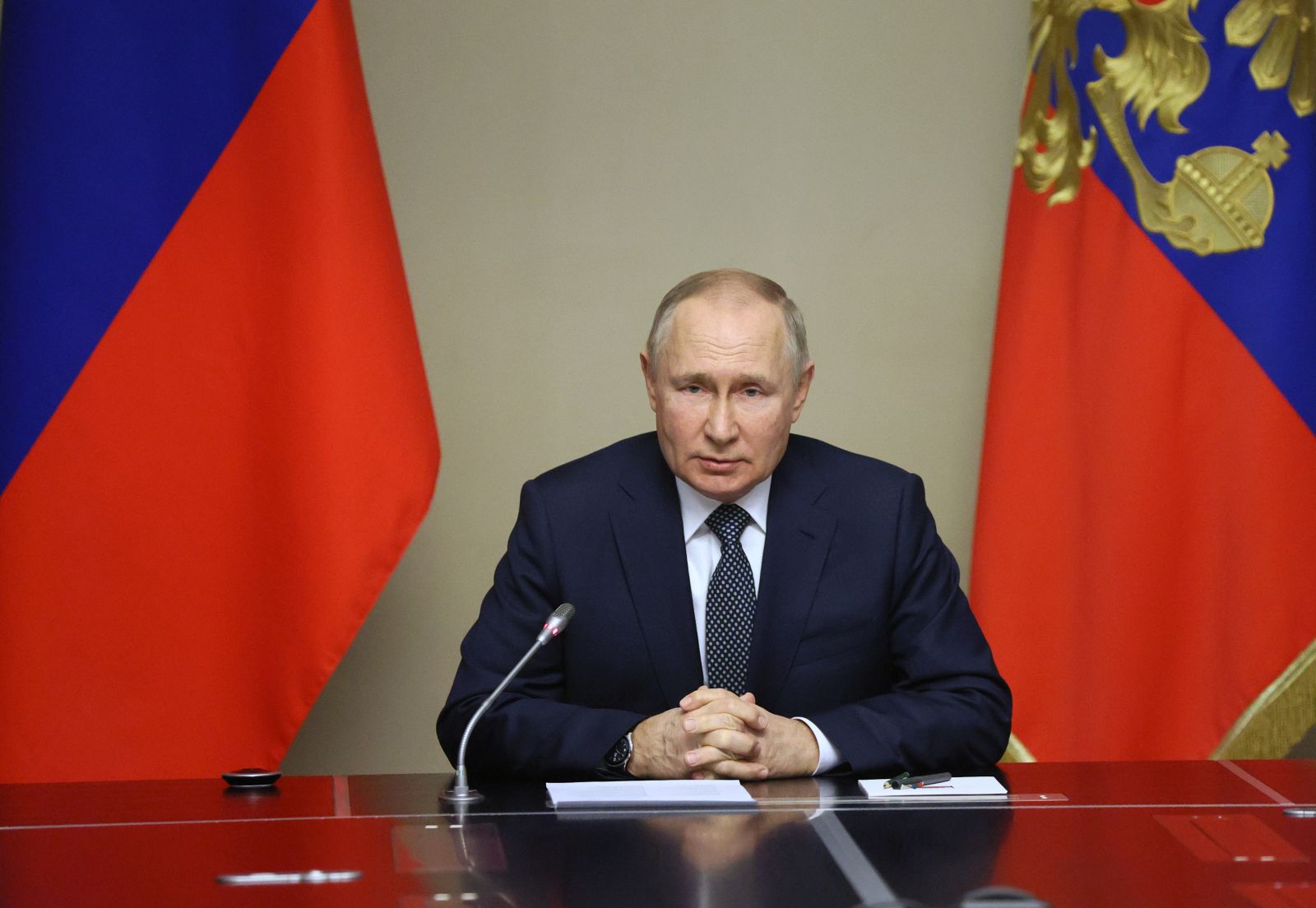 epa10327977 Russian President Vladimir Putin chairs a meeting with members of Russia's Security Council at the Novo-Ogaryovo state residence, outside Moscow, Russia, 25 November 2022.  EPA/ALEXANDER SHCHERBAK / KREMLIN POOL / SPUTNIK MANDATORY CREDIT