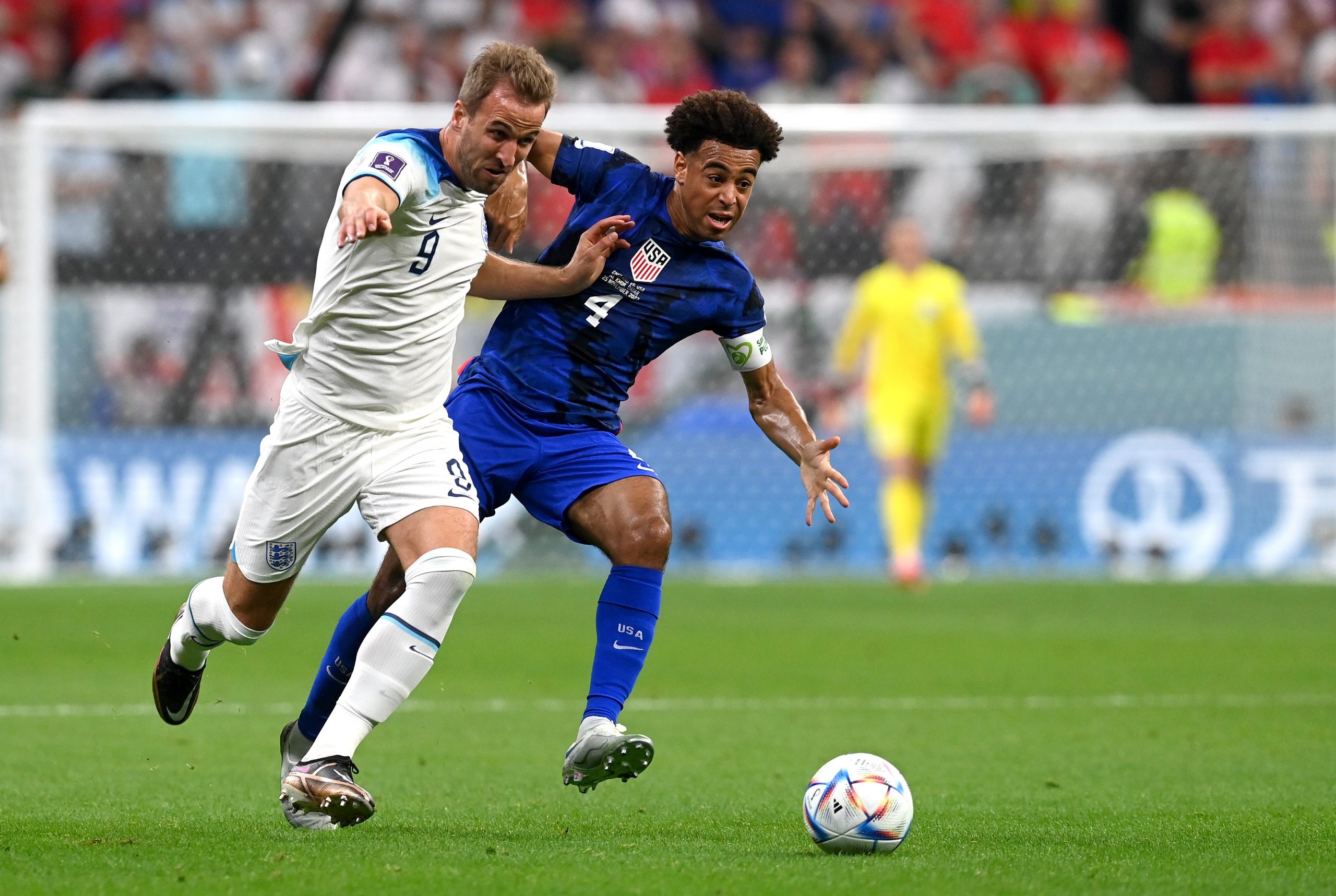 epa10328584 Harry Kane (L) of England in action against Tyler Adams of the US during the FIFA World Cup 2022 group B soccer match between England and the USA at Al Bayt Stadium in Al Khor, Qatar, 25 November 2022.  EPA/Neil Hall