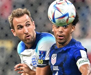 epa10328806 Harry Kane (L) of England in action against Tyler Adams (R) of the USA during the FIFA World Cup 2022 group B soccer match between England and the USA at Al Bayt Stadium in Al Khor, Qatar, 25 November 2022.  EPA/Noushad Thekkayil
