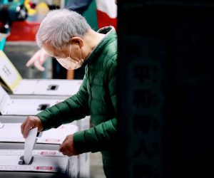 epa10329140 A man votes in local elections at a polling station, in Taipei, Taiwan, 26 November 2022. Taiwanese voters will decide to cast ballots for the pro-China opposition party Kuomintang (KMT) or for the pro-democracy ruling party Democratic Progressive Party (DPP).  EPA/RITCHIE B. TONGO