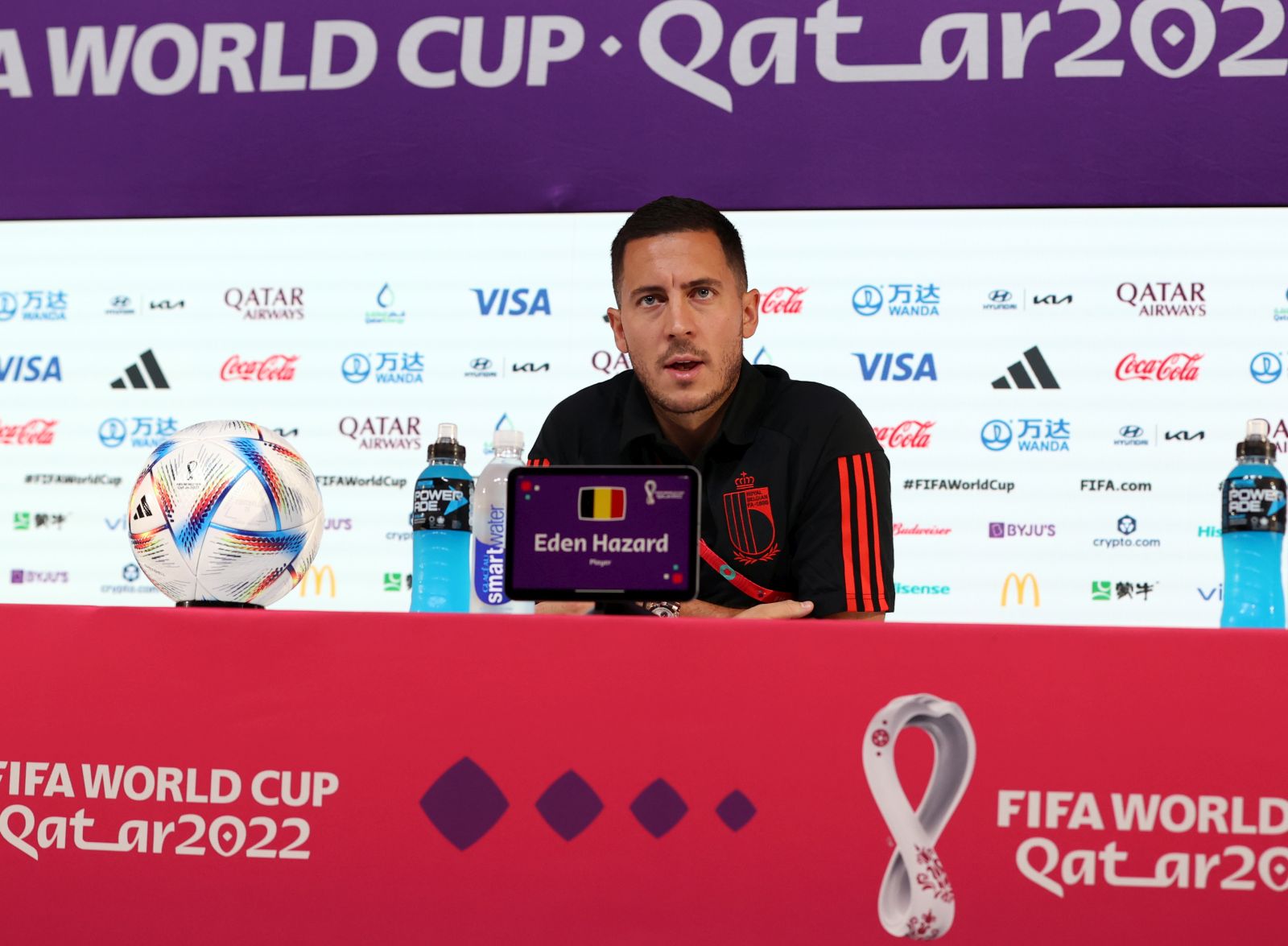 epa10329306 Belgium national team player Eden Hazard during a press conference at the Qatar National Convention Center (QNCC) in Doha, Qatar, 26 November 2022.  EPA/ABEDIN TAHERKENAREH