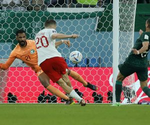 epa10329960 Piotr Zielinski (C) of Poland scores the 1-0 during the FIFA World Cup 2022 group C soccer match between Poland and Saudi Arabia at Education City Stadium in Doha, Qatar, 26 November 2022.  EPA/Ronald Wittek