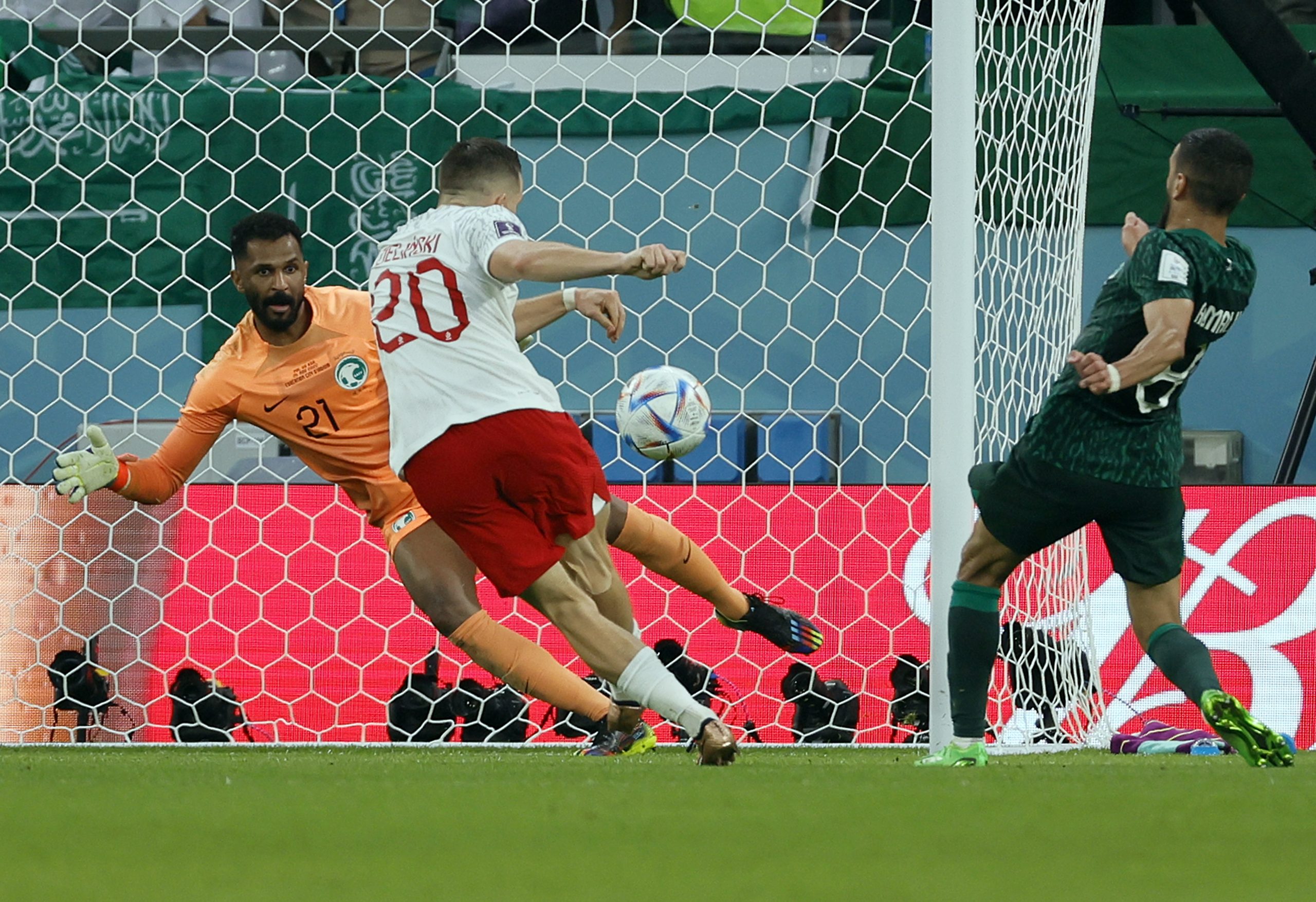 epa10329960 Piotr Zielinski (C) of Poland scores the 1-0 during the FIFA World Cup 2022 group C soccer match between Poland and Saudi Arabia at Education City Stadium in Doha, Qatar, 26 November 2022.  EPA/Ronald Wittek