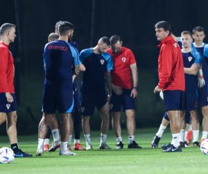 Doha, 26.11.2022 - Službeni trening Hrvatske nogometne reprezentacije u trening kampu Al Ersal 3 u Dohi, pred sutrašnju utakmicu 2. kola skupine F protiv reprezentacije Kanade. Na slici izbornik Zlatko Dalić razgovara s nogometašima.
foto HINA/ Damir SENČAR/ ds