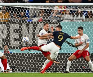 epa10330450 Olivier Giroud (2-R) of France in action against Christian Eriksen (2-L) of Denmark during the FIFA World Cup 2022 group D soccer match between France and Denmark at Stadium 947 in Doha, Qatar, 26 November 2022.  EPA/Noushad Thekkayil