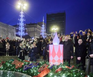 Zagreb, 26.11.2022. - Svečano otvorenje manifestacije Advent Zagreb 2022. na zdencu Manduševcu, na središnjem zagrebačkom Trgu bana Josipa Jelačića, paljenjem prve adventske svijeće.
Na fotografiji Tomislav Tomašević
foto HINA/ Edvard ŠUŠAK/ es