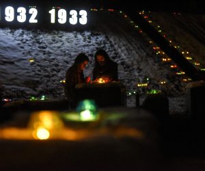 epa10330798 People light candles at the National Museum of the Holodomor Genocide complex in Kyiv, Ukraine, 26 November 2022. The victims of the Holodomor, Ukrainian for 'death by starvation,' are traditionally commemorated in Ukraine on the last Saturday of November. The Holodomor or the Great Famine, was a man-made famine in Soviet Ukraine from 1932 to 1933 that killed millions of Ukrainians.  EPA/OLEG PETRASYUK