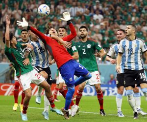 epa10331081 Mexico's goalkeeper Guillermo Ochoa (C) in action during the FIFA World Cup 2022 group C soccer match between Argentina and Mexico at Lusail Stadium in Lusail, Qatar, 26 November 2022.  EPA/Ronald Wittek
