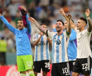 epa10331289 Lionel Messi of Argentina and teammates celebrate after the FIFA World Cup 2022 group C soccer match between Argentina and Mexico at Lusail Stadium in Lusail, Qatar, 26 November 2022.  EPA/Friedemann Vogel