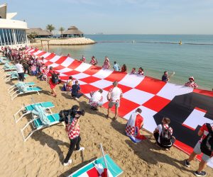 Doha, 27.11.2022 - 201 metar velika hrvatska zstava ispred hotela Hilton u Dohi gdje su smješteni hrvatski nogometaši. Hrvatski navijači su zastavom na plaži hotela iznenadili vatrene pred današnju utakmicu 2. kola skupine F između Hrvatske i Kanade..
foto HINA/ Damir SENČAR/ ds