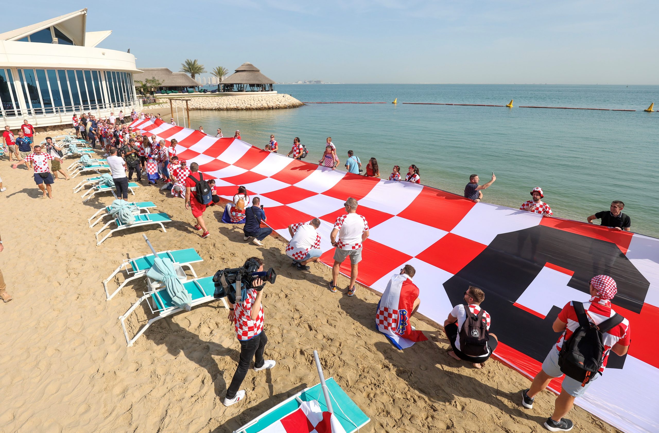 Doha, 27.11.2022 - 201 metar velika hrvatska zstava ispred hotela Hilton u Dohi gdje su smješteni hrvatski nogometaši. Hrvatski navijači su zastavom na plaži hotela iznenadili vatrene pred današnju utakmicu 2. kola skupine F između Hrvatske i Kanade..
foto HINA/ Damir SENČAR/ ds