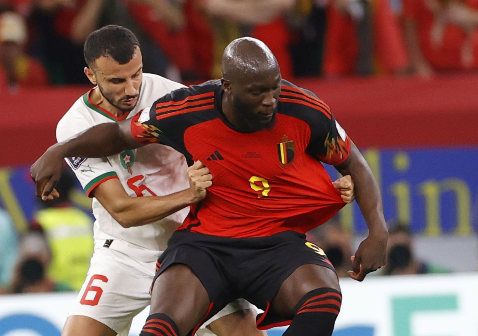 epa10332385 Romelu Lukaku of Belgium in action against Romain Saiss (L) of Morocco during the FIFA World Cup 2022 group F soccer match between Belgium and Morocco at Al Thumama Stadium in Doha, Qatar, 27 November 2022.  EPA/Rungroj Yongrit