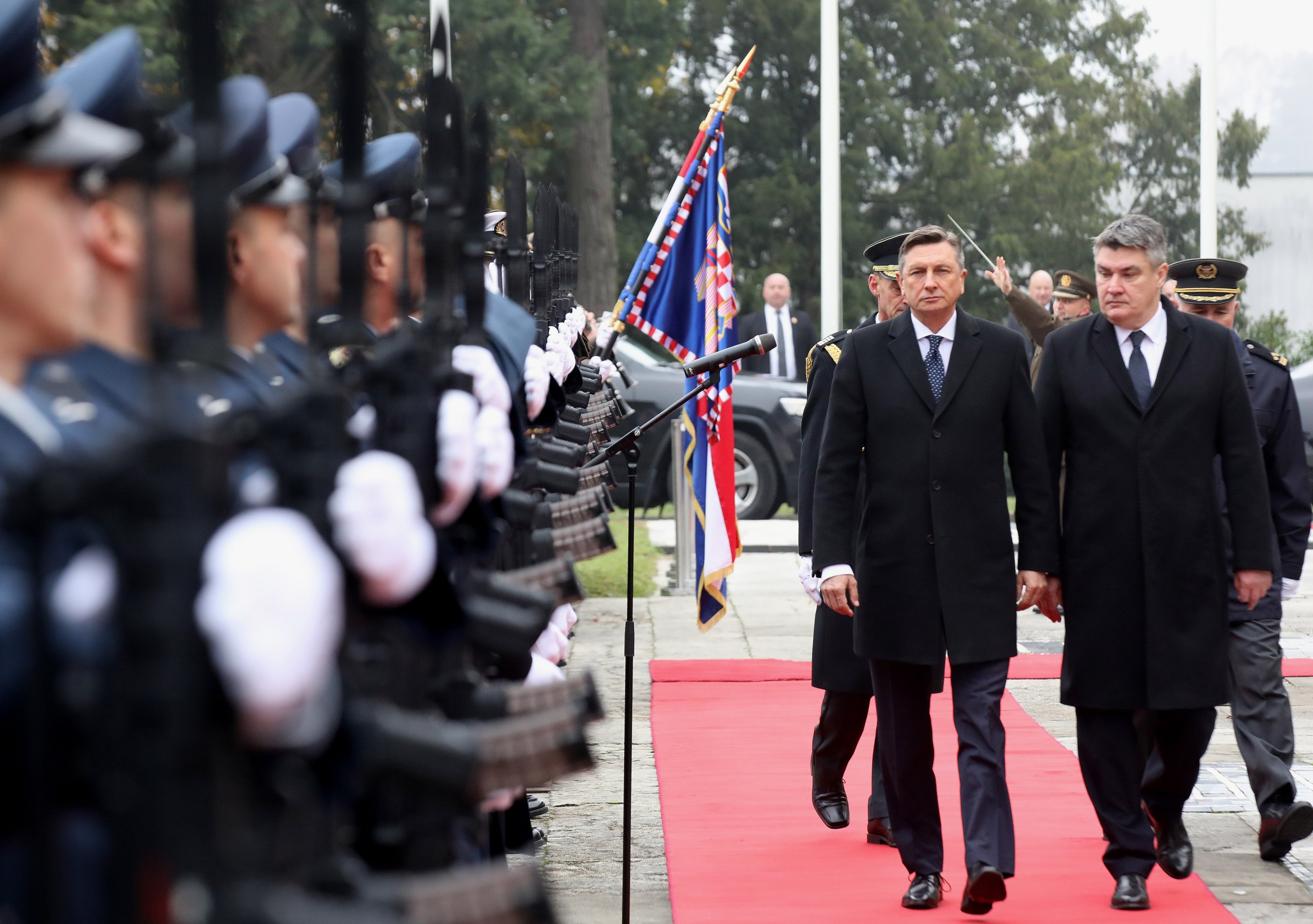 Zagreb, 28.11.2022. - Sveèani doèek predsjednika Republike Slovenije Boruta Pahora u Uredu predsjednika. Na fotografiji Borut Pahor, predsjednik Republike Zoran Milanoviæ. foto HINA/ Admir BULJUBAIÆ/ lsd