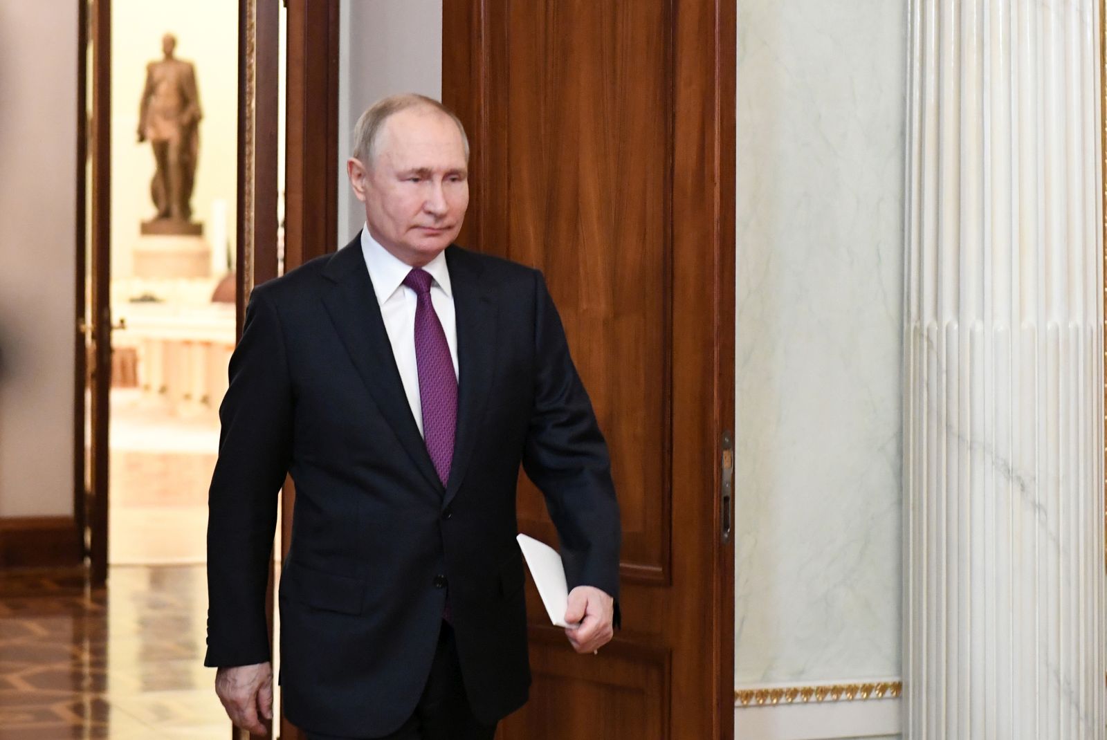 epa10334000 Russian President Vladimir Putin arrives for a meeting with Kazakhstan's President Kassym-Jomart Tokayev (not pictured) at the Kremlin in Moscow, Russia, 28 November 2022. President of Kazakhstan is on an official visit to Russia.  EPA/MIKHAIL KLIMENTYEV / KREMLIN POOL / SPUTNIK MANDATORY CREDIT