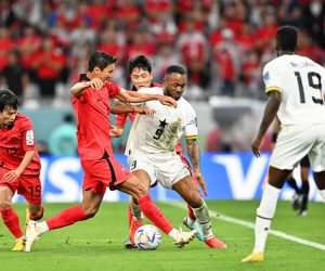 epa10334442 Jordan Ayew (C-R) of Ghana in action during the FIFA World Cup 2022 group H soccer match between South Korea and Ghana at Education City Stadium in Doha, Qatar, 28 November 2022.  EPA/Noushad Thekkayil