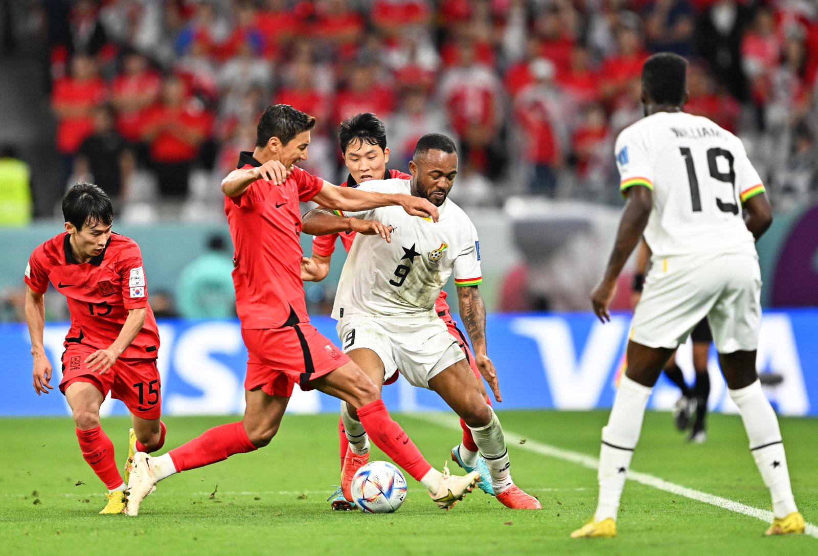 epa10334442 Jordan Ayew (C-R) of Ghana in action during the FIFA World Cup 2022 group H soccer match between South Korea and Ghana at Education City Stadium in Doha, Qatar, 28 November 2022.  EPA/Noushad Thekkayil