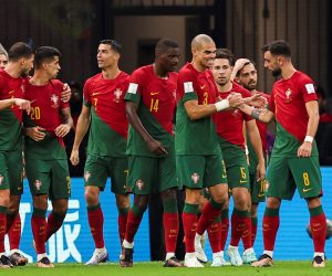 epa10335312 Bruno Fernandes (R) of Portugal celebrates with his team mates after scoring the opening goal during the FIFA World Cup 2022 group H soccer match between Portugal and Uruguay at Lusail Stadium in Lusail, Qatar, 28 November 2022.  EPA/JOSE SENA GOULAO