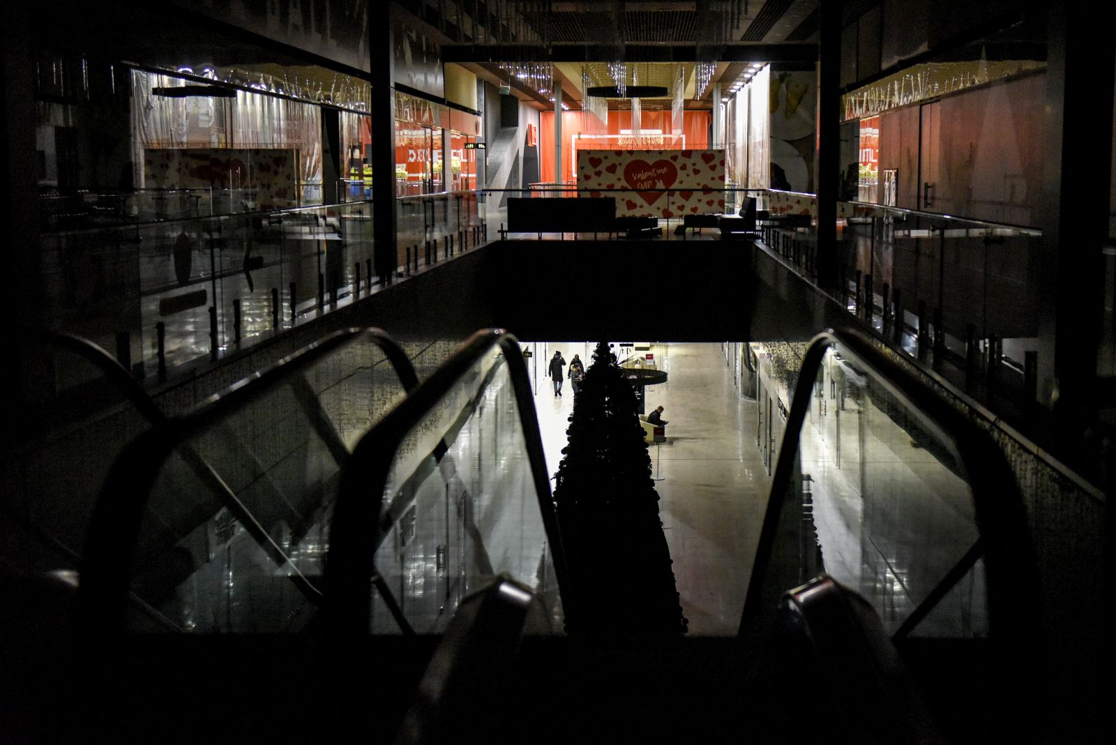 epa10335396 People walk in the shopping mall, partially lit from a generator, during scheduled power cuts in Kyiv, Ukraine, 28 November 2022. Russian troops on 24 February entered Ukrainian territory, starting a conflict that has provoked destruction and a humanitarian crisis.  EPA/OLEG PETRASYUK