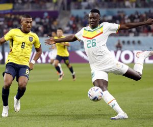 epa10336416 Carlos Gruezo (L) of Ecuador in action against Pape Gueye of Senegal during the FIFA World Cup 2022 group A soccer match between Ecuador and Senegal at Khalifa International Stadium in Doha, Qatar, 29 November 2022.  EPA/Rolex dela Pena