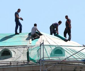 02.06.2022., Zagreb - Ne tako bezazlen posao obavljaju ovi radnici koji saniraju krov na zgradi u Draskovicevoj ulici. Photo: Sanjin Strukic/PIXSELL