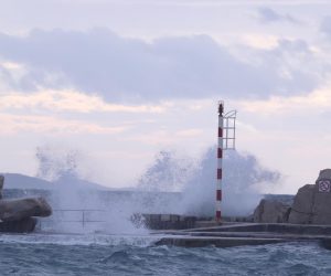 02.12.2021., Split - Jugo koje je u jacanju stvara probleme u vezama sa srednjedalmatinskim otocima. 
Katamaranske linije su u prekidu, a trajektne se odvijaju uz neke izmjene zbog vremenskih neprilika.
Photo: Ivo Cagalj/PIXSELL Photo: Ivo Cagalj/PIXSELL