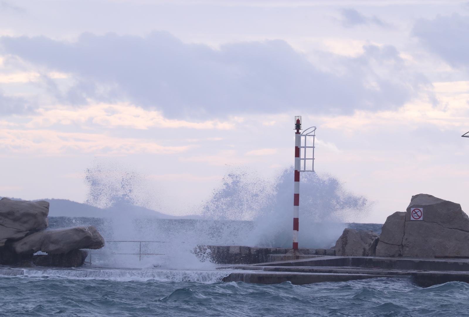 02.12.2021., Split - Jugo koje je u jacanju stvara probleme u vezama sa srednjedalmatinskim otocima. 
Katamaranske linije su u prekidu, a trajektne se odvijaju uz neke izmjene zbog vremenskih neprilika.
Photo: Ivo Cagalj/PIXSELL Photo: Ivo Cagalj/PIXSELL