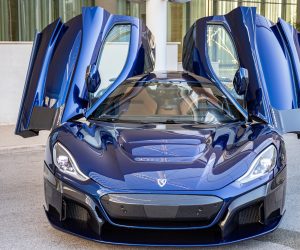 03,06,2021., Dubrovnik, Orasac - Mate Rimac dao je izjavu za medije ispred Vrtova sunca i ispred svoje dvije Nevere: Nevera je serijski auto, otkrili smo finalnu verziju tog auta, koji sad krece u proizvodnju i isporuku kupcima. U sljedecih nekoliko mjeseci zavrsava homologacija. Ono sto je zanimljivo kod auta jest da pomice granice - rekao je Rimac. rPhoto: Grgo Jelavic/PIXSELL