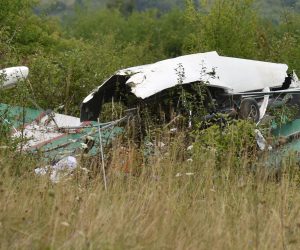 03.08.2015., Donji Lapac - Jutros oko 7 sati u zaseoku Kruge u dvoriste obiteljske kuce srusio se sportski zrakoplov. Pilot je poginuo na licu mjesta. rPhoto: Dino Stanin/PIXSELL