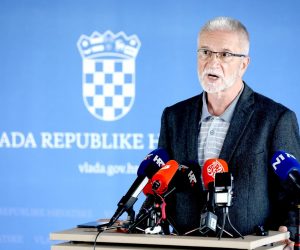 03.10.2022., Zagreb - Na sjednici Gospodarsko socijanog vijeca odrzanoj u NSK predstavljen je paket mjera Vlade za ublazavanje inflatornih ucinaka i cijena energenata te novi zakon o radu. Nakon sjednice izjave za medije dali su Marin Piletic, Irena Weber i Kresimir Sever. Photo: Patrik Macek/PIXSELL