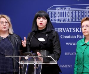 03.11.2022., Zagreb - Na konferenciji za medije kluba zastupnika Socijaldemokrati odrzanoj u Saboru o temi "Zakon o iskoristavanju punog potencija konoplje" govorile su zastupnice Ivana Posavec Krivec, Mirela Holly i Vesna Nadj. Photo: Patrik Macek/PIXSELL
