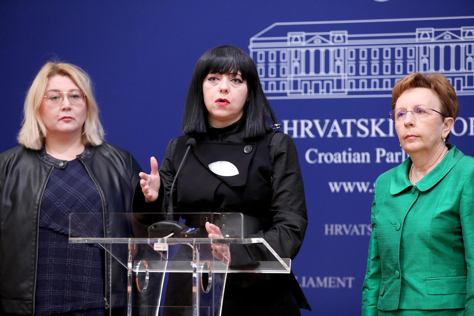 03.11.2022., Zagreb - Na konferenciji za medije kluba zastupnika Socijaldemokrati odrzanoj u Saboru o temi "Zakon o iskoristavanju punog potencija konoplje" govorile su zastupnice Ivana Posavec Krivec, Mirela Holly i Vesna Nadj. Photo: Patrik Macek/PIXSELL