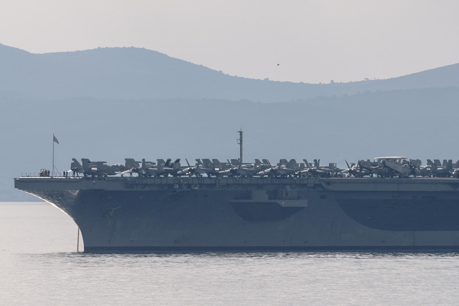 03.11.2022., Split - Americki nosac aviona USS George H.W. Bush uplovio pred Split. Photo: Miroslav Lelas/PIXSELL