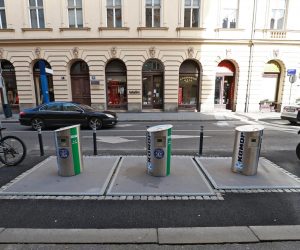 04.10.2022., Zagreb - Masarykova ulica. Podzemni spremnici i novi elektronski nacin na koji se otvaraju, pomocu kartice. Photo: Sanjin Strukic/PIXSELL