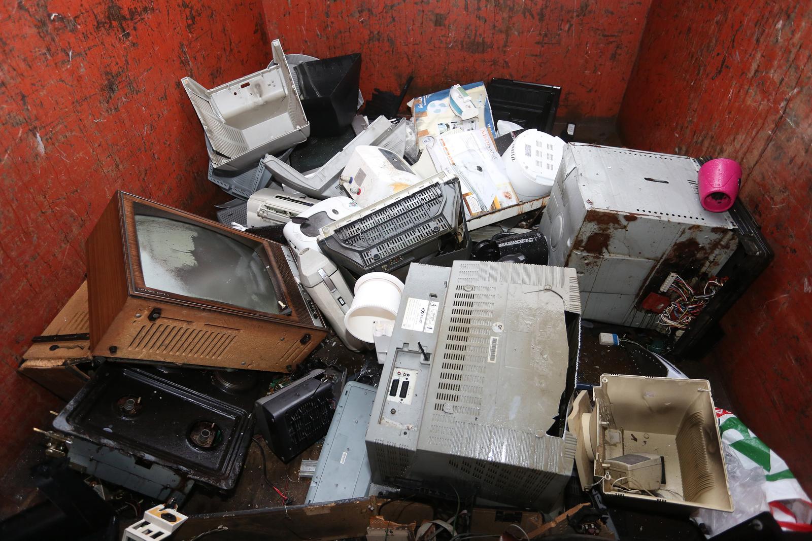 06.02.2017., Karlovac - Elektricni i elektronicki otpad gradjani mogu ostaviti u sabirnim centrima. Stara racunala, kucanski aparati, kablovi i ostala elektronika je opasan EE otpad koji se posebno odvaja i reciklira."nPhoto: Kristina Stedul Fabac/PIXSELL