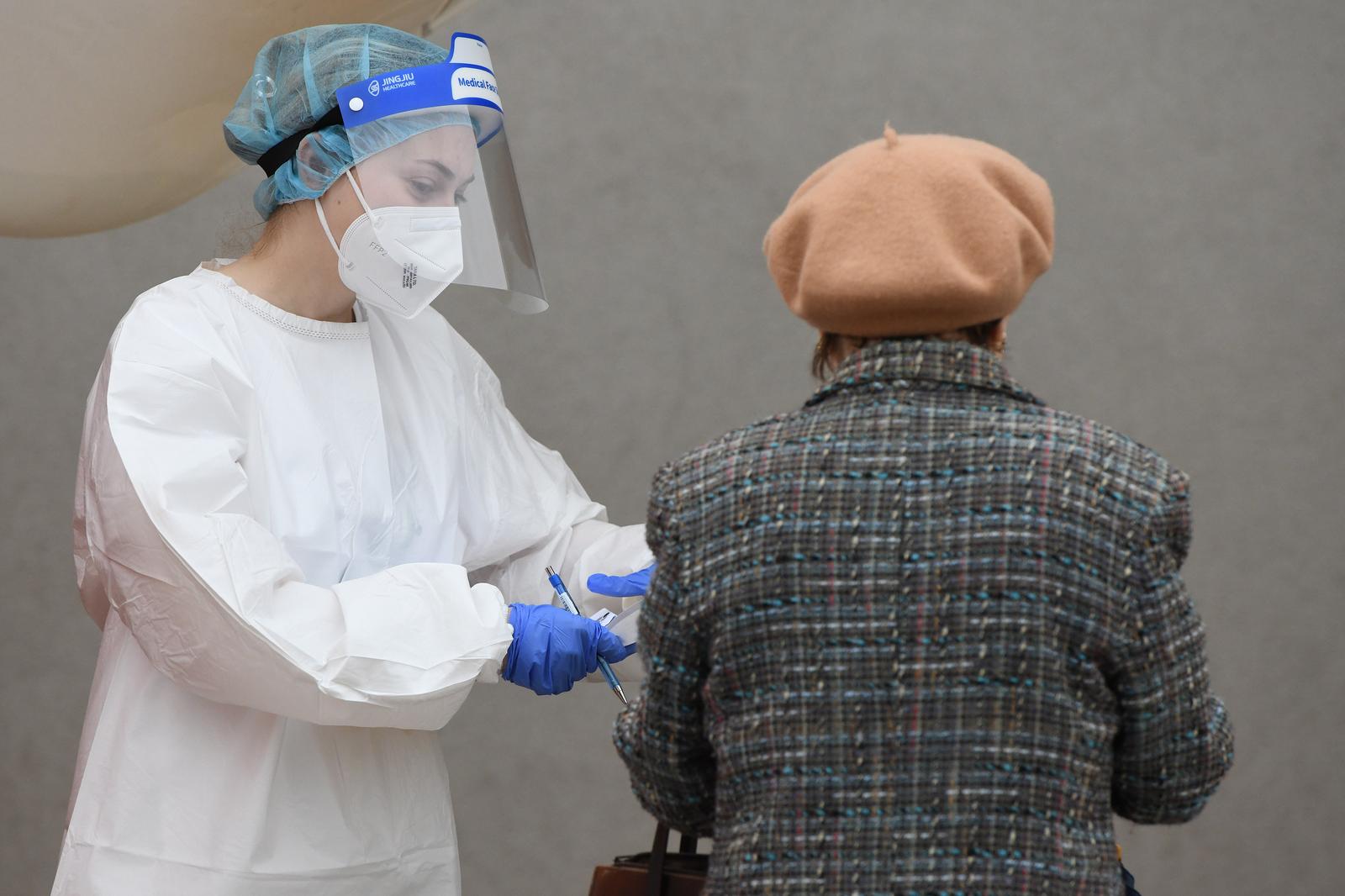 06.05.2022., Sibenik - Dolaskom ljepsih vremena broj testiranja na koronavirus sve je manji, a i broj zarazenih je u padu. korona Photo: Hrvoje Jelavic/PIXSELL