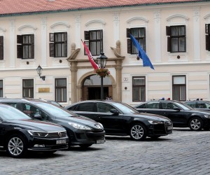 06.06.2016., Zagreb - Brojne novinarske ekipe cijeli dan pokusavaju ispred Banskih dvora doci do sugovornika i informacija o krizi Vlade. Jedino doga?anje bila je skednica Koordinacije za gospodarstvo.rPhoto: Patrik Macek/PIXSELL